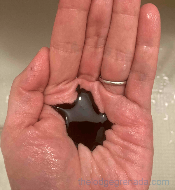 利尻カラーシャンプーを手に出す